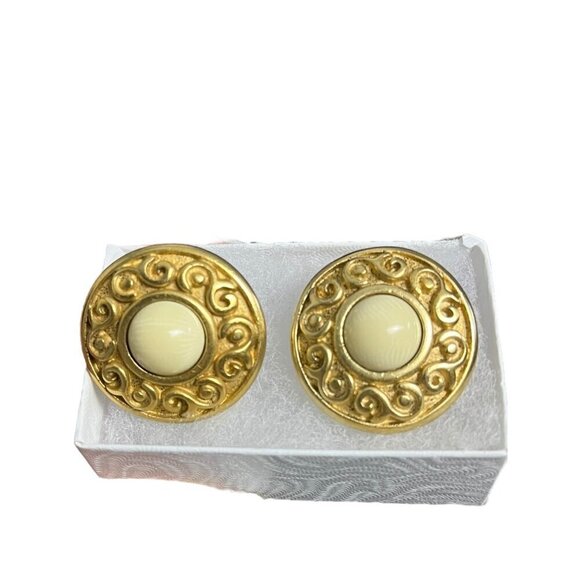 Napier Jewelry - Vintage Napier Gold Tone‎ Large Conch Circular Earring Ivory Center Regal Gaudy
